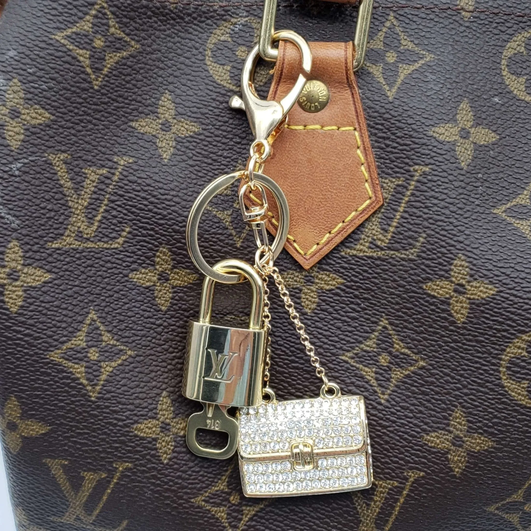 100%  Louis Vuitton Lock and Key with Unbranded Keychain, Keycharm, Bagcharm