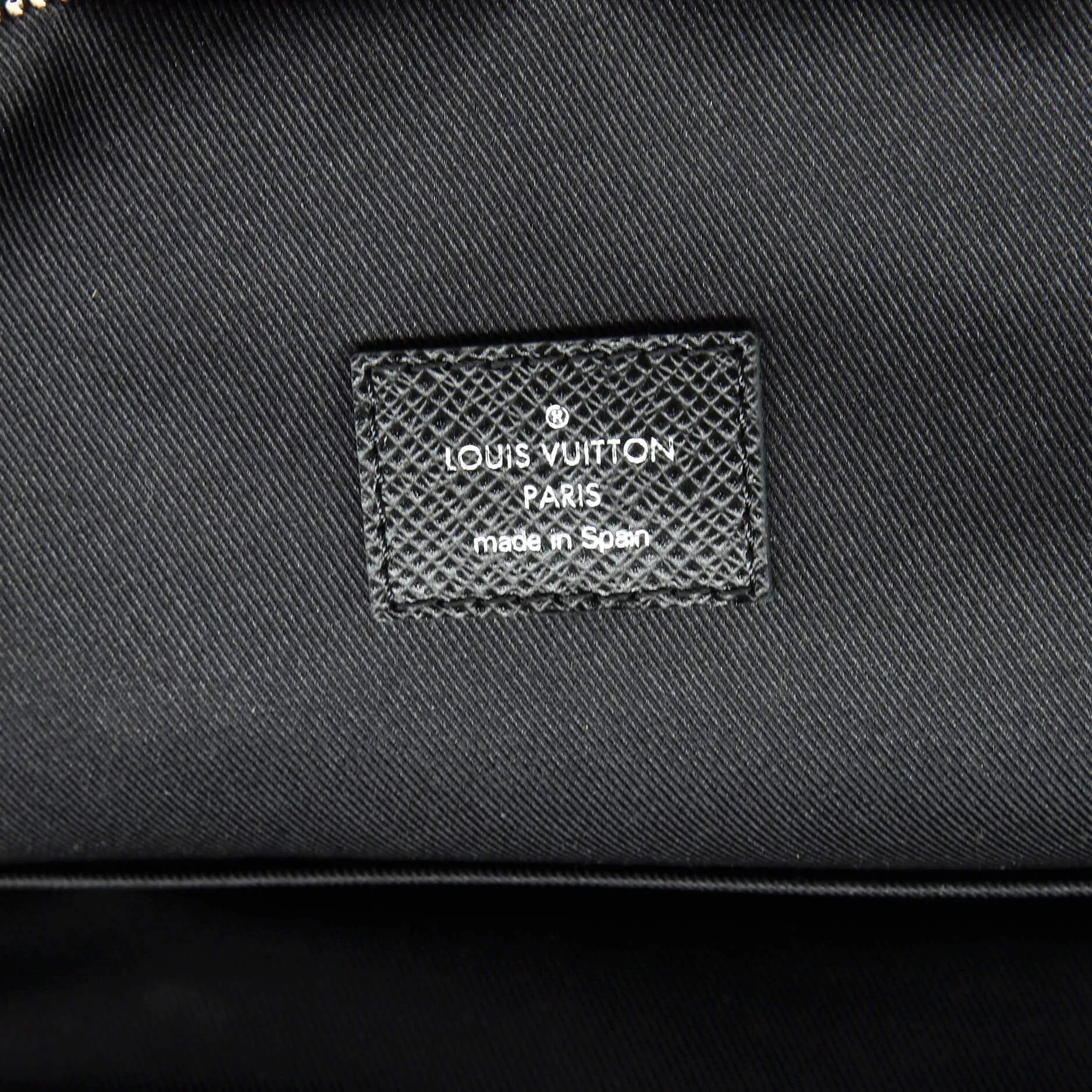 Avenue Sling Bag Taiga Leather